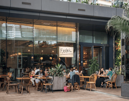 Coastal Elegance at Fynn’s Singapore Restaurant is meticulously crafted and designed by studio Königshausen. Indulge in a culinary journey at our light lunch and dining destination, where contemporary coastal design takes centre stage.  